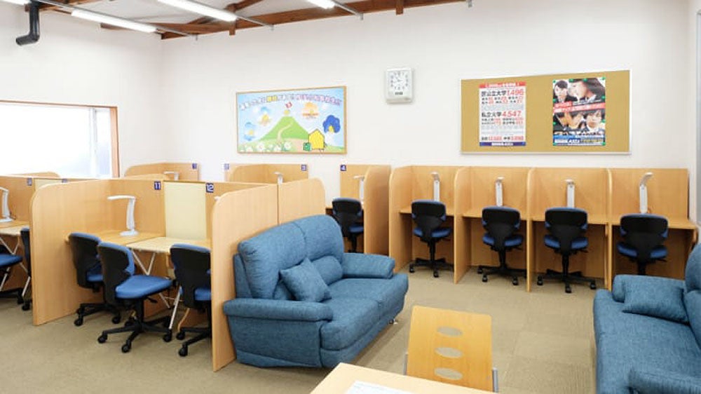 小松島校 受付では、責任者がお待ちしております。小松島校では、快適に学習できる環境づくりを教室運営の基本にしています。