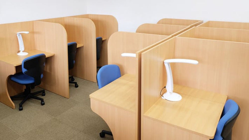 小松島校 清潔なライト付き自習ブースを完備！いつでも自由に使えます。