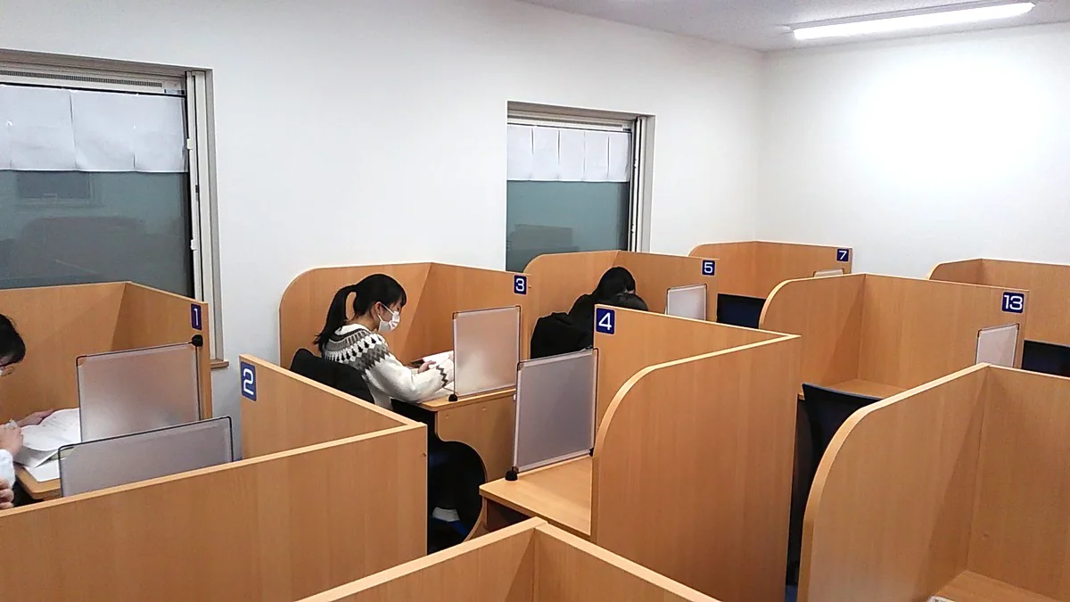 川内校 スーパー講師大学受験映像講座ブースでは基礎内容から難関大受験まで自分のペースで学習できます。