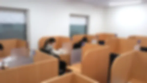 川内校 スーパー講師大学受験映像講座ブースでは基礎内容から難関大受験まで自分のペースで学習できます。