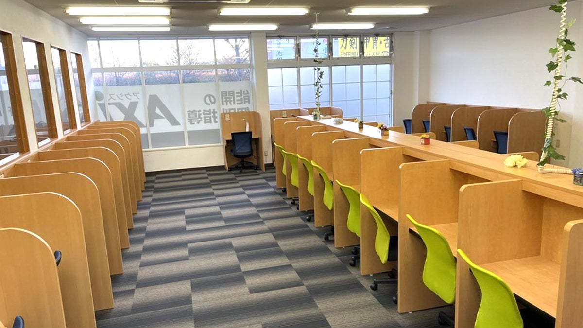 三軒屋校 清潔なライト付きブースを全席完備!!いつでも自由に使えます。