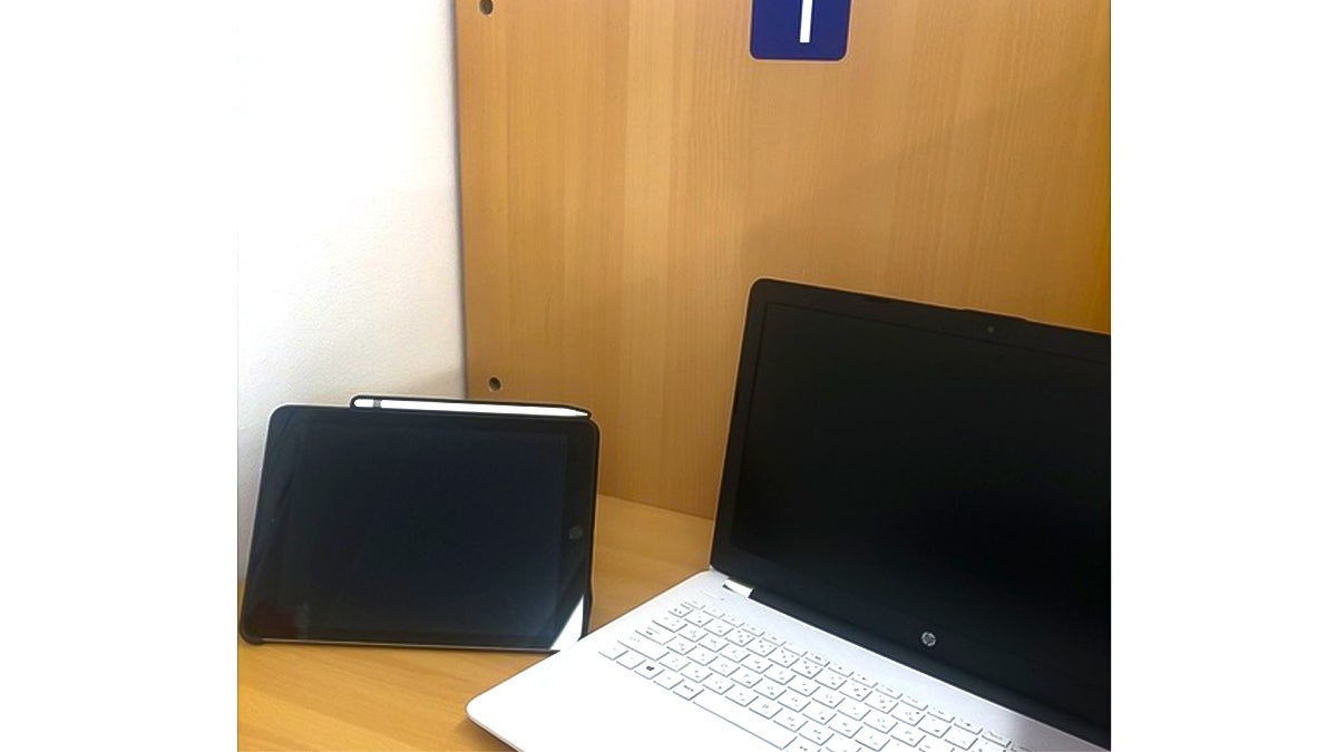 城東校 スーパー講師大学受験映像講座ブースでは基礎内容から難関大受験まで自分のペースで学習できます。