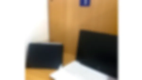 城東校 スーパー講師大学受験映像講座ブースでは基礎内容から難関大受験まで自分のペースで学習できます。