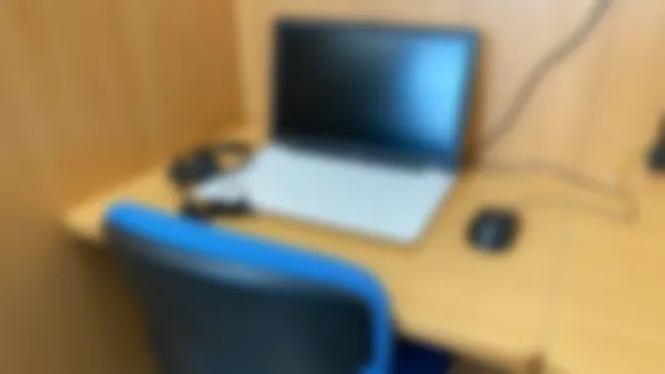 国府校 スーパー講師大学受験映像講座ブースでは基礎内容から難関大受験まで自分のペースで学習できます。
また、ライブ感溢れるオンラインゼミでの学習コースもございます。