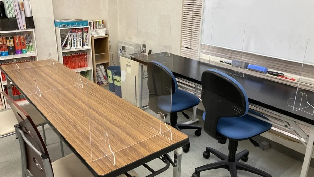 北島校 食事や息抜きができるスペースも完備！受験資料も揃えております。