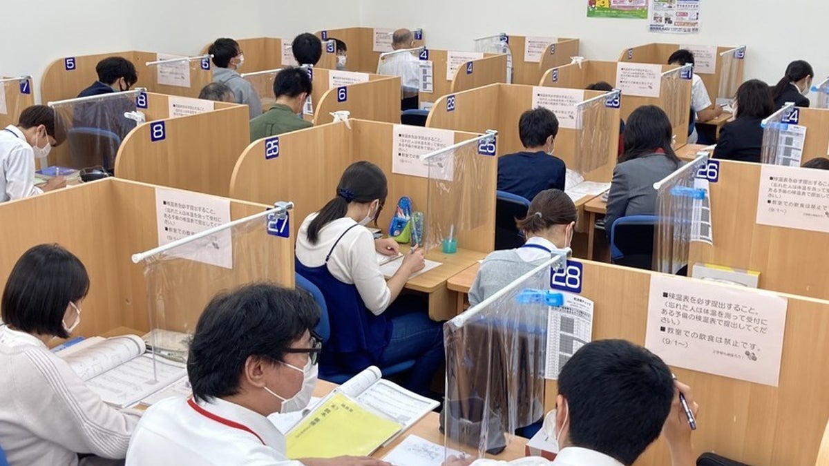 福島校 教室でも自宅でも、学ぶ目的や目標に合わせて、さまざまな受講スタイルを選ぶことができます。