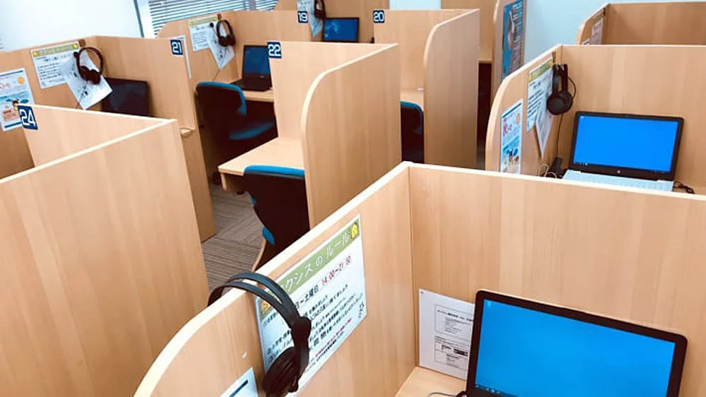 福井駅前校 スーパー講師大学受験映像講座ブースでは基礎内容から難関大受験まで自分のペースで学習できます。