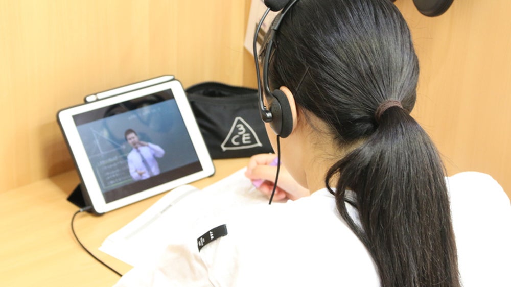 二の宮校 スーパー講師大学受験映像講座ブースでは基礎内容から難関大受験まで自分のペースで学習できます。