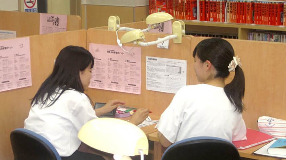 宇都宮校（高校部） 先生はキミのすぐ隣りで学習アドバイスをします。