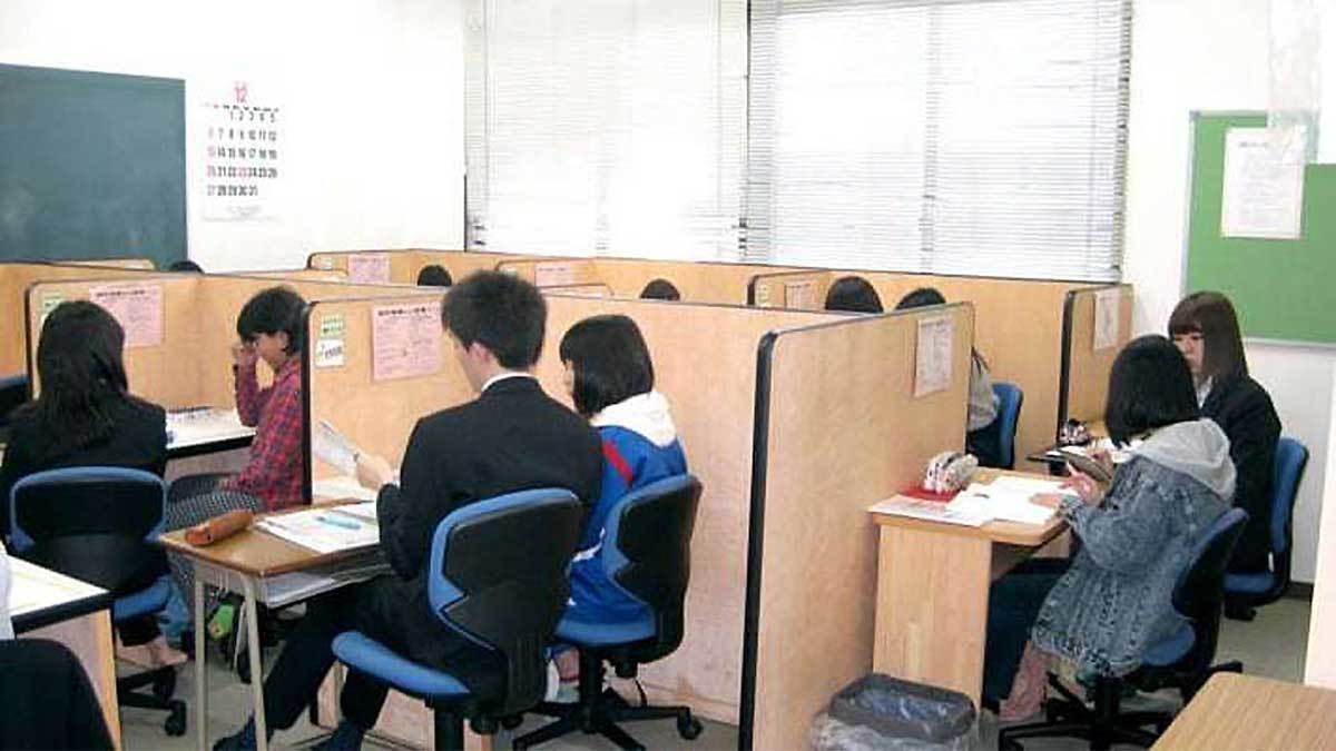 小山駅東校 先生はキミのすぐ隣りで丁寧に指導してまいります。