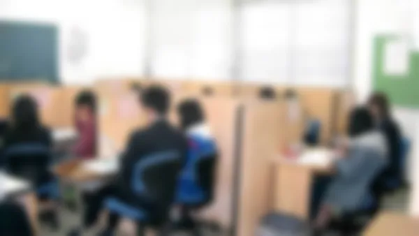 小山駅東校 先生はキミのすぐ隣りで丁寧に指導してまいります。