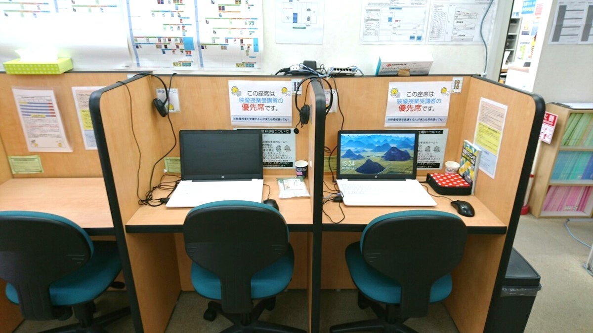 鹿沼校 大学受験映像講座ブースでは基礎内容から難関大受験まで自分のペースで学習できます。