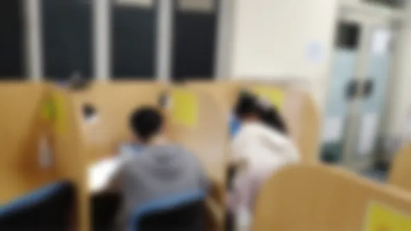 戸祭校 スーパー講師大学受験映像講座ブースでは基礎内容から難関大受験まで自分のペースで学習できます。