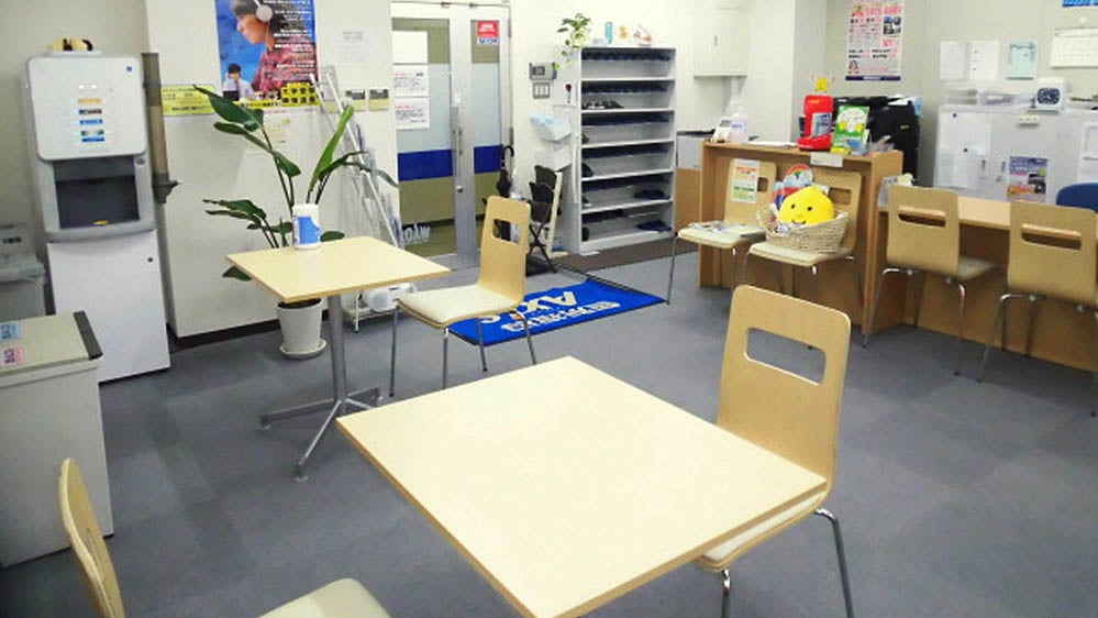 上本町校 勉強の合い間にほっと一息、気分転換。フリースペースやフリードリンクがあります。