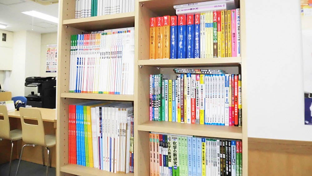 上本町校 大学入試や高校入試に向けた参考書・問題集が豊富です。