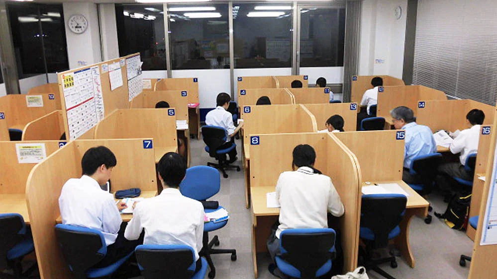 富山駅北校 「解説」⇔「演習」を交互に繰り返し、理解するだけでなく自分で考える力も養います。