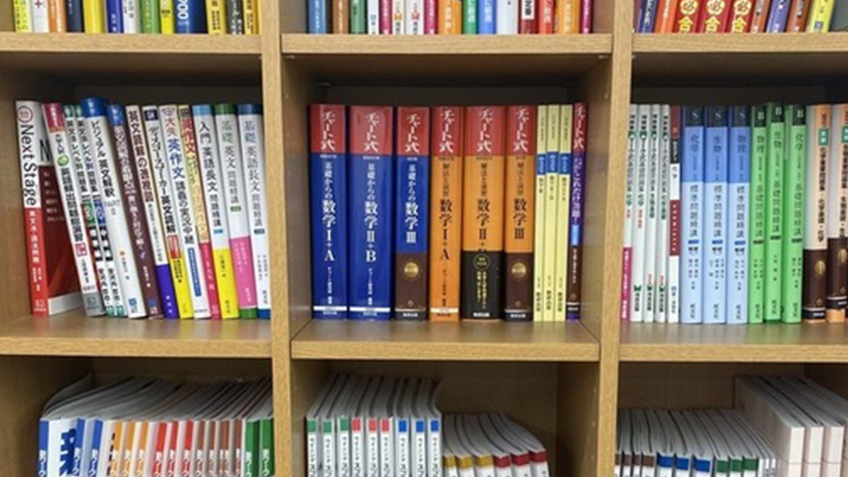 赤田校 小・中・高の教科書・参考書が充実！
自習室での自習にも利用可能です。