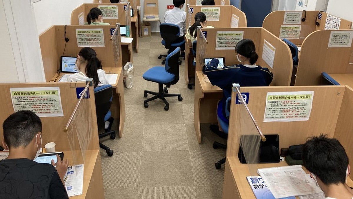 速星校 AIによる弱点分析と反復演習を行うAI学習「AxisPLUS」もあります。