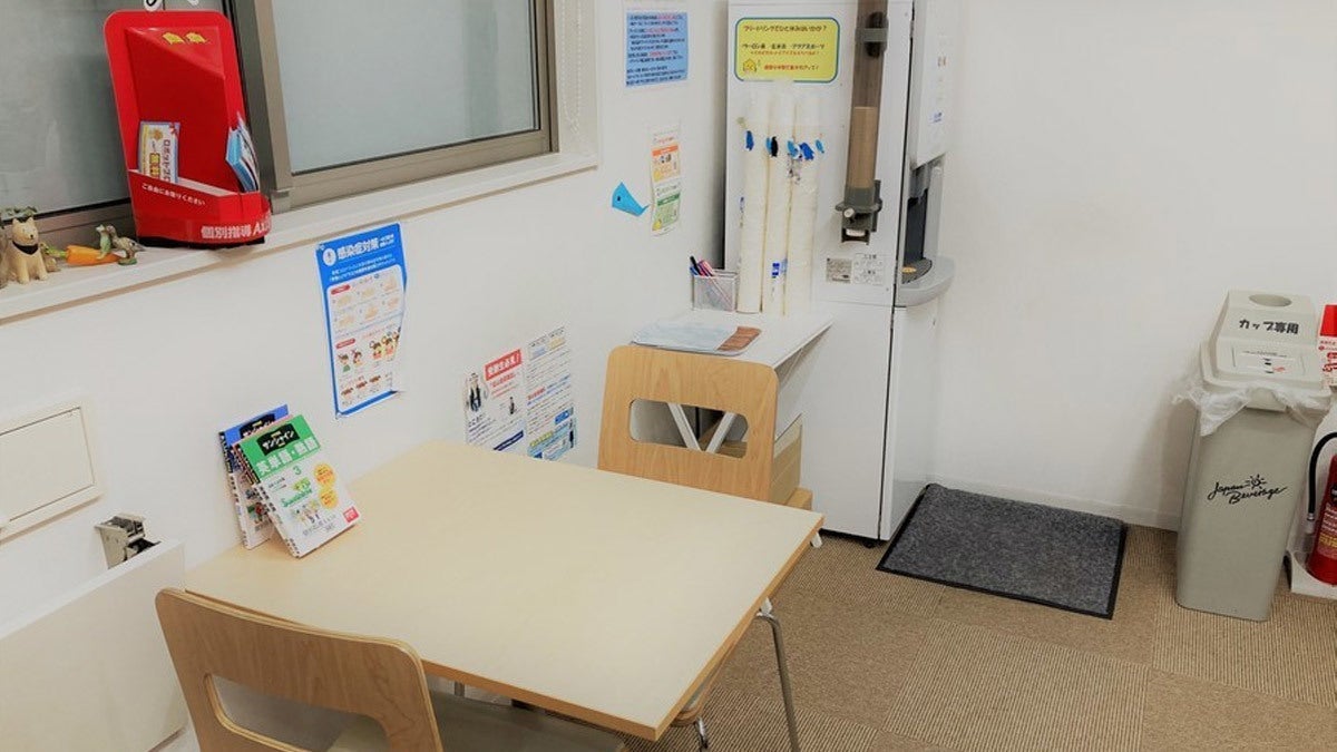 速星校 勉強の合い間に休憩できるフリースペースをご用意しました。フリードリンクもあります。