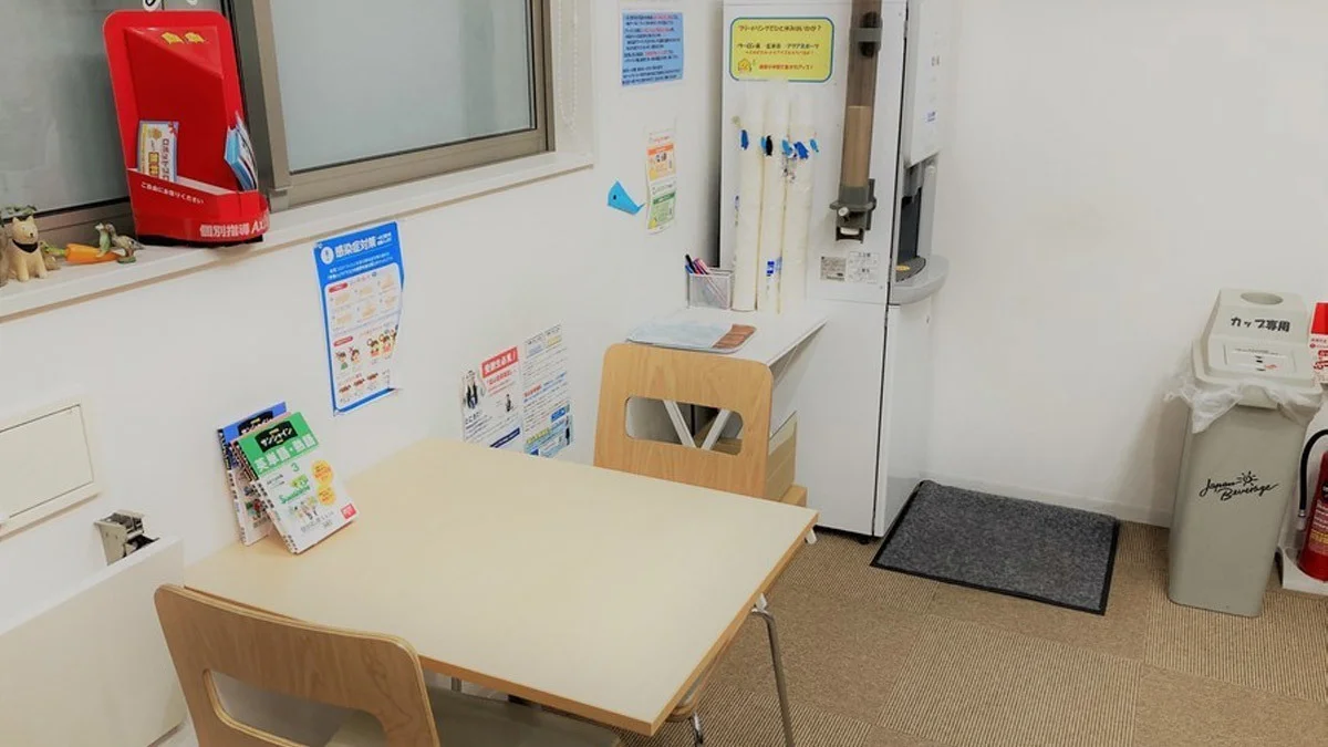 速星校 勉強の合い間に休憩できるフリースペースをご用意しました。フリードリンクもあります。