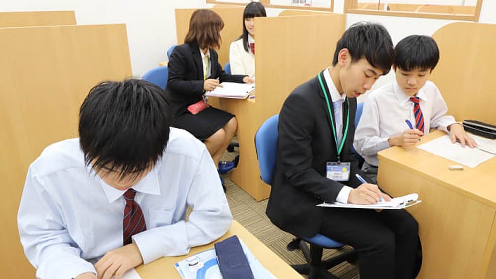 六甲道校 「解説」⇔「演習」でわかるだけでなく、「自分で解く力」も身につけます。