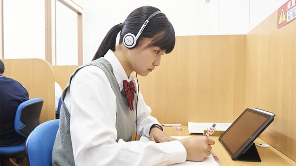 六甲道校 オンラインゼミブースでは高校受験から難関大学受験まで、プロの授業がリアルタイム双方向で受講できます。