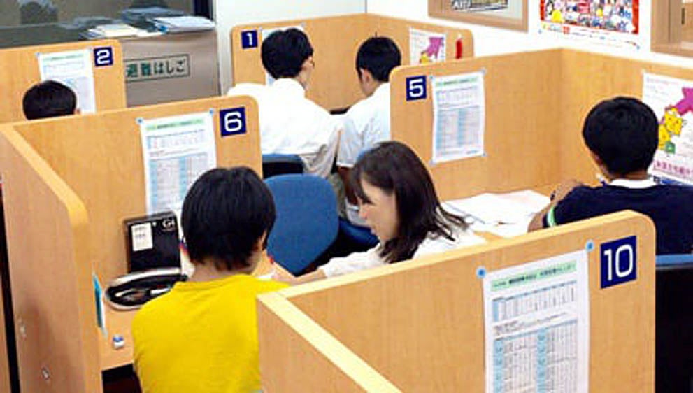 鳴尾校 個人別のカリキュラムに基づき「解説」⇔「演習」でわかるだけでなく、「自分で解く力」も身につけます。