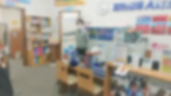 愛宕校 受付では生徒との距離感を大切にし、いつでも相談できる体制を整えています。