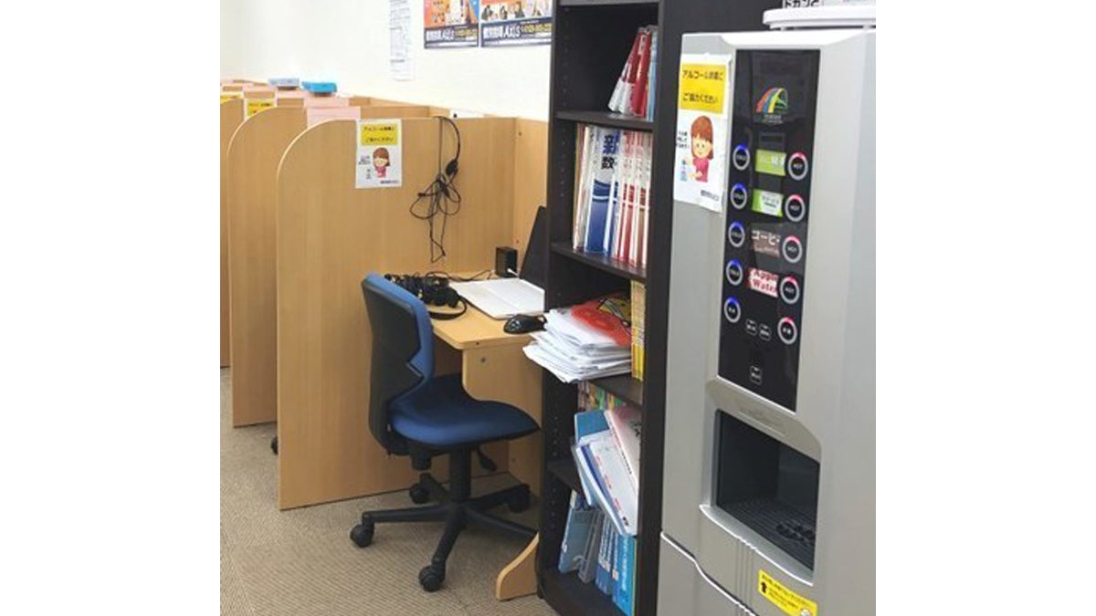 万々校 PCやタブレットを使った授業も大人気。疲れた時にはフリードリンクでちょっと一息。