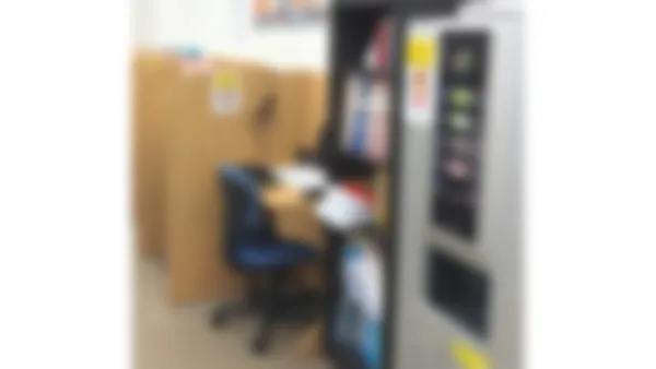 万々校 PCやタブレットを使った授業も大人気。疲れた時にはフリードリンクでちょっと一息。