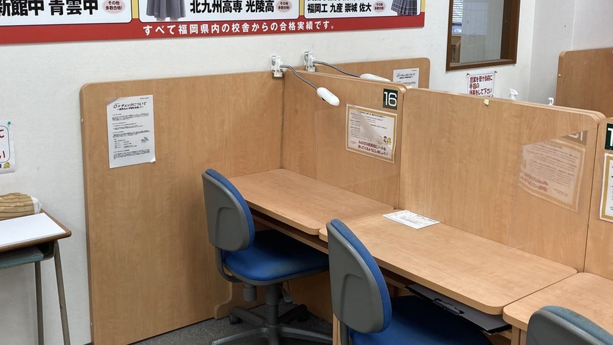 小倉駅前校 授業ブースもこまめに消毒しています。