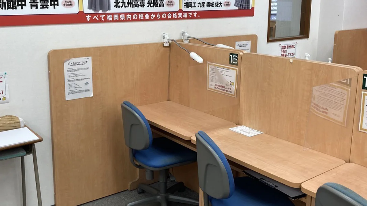 小倉駅前校 授業ブースもこまめに消毒しています。