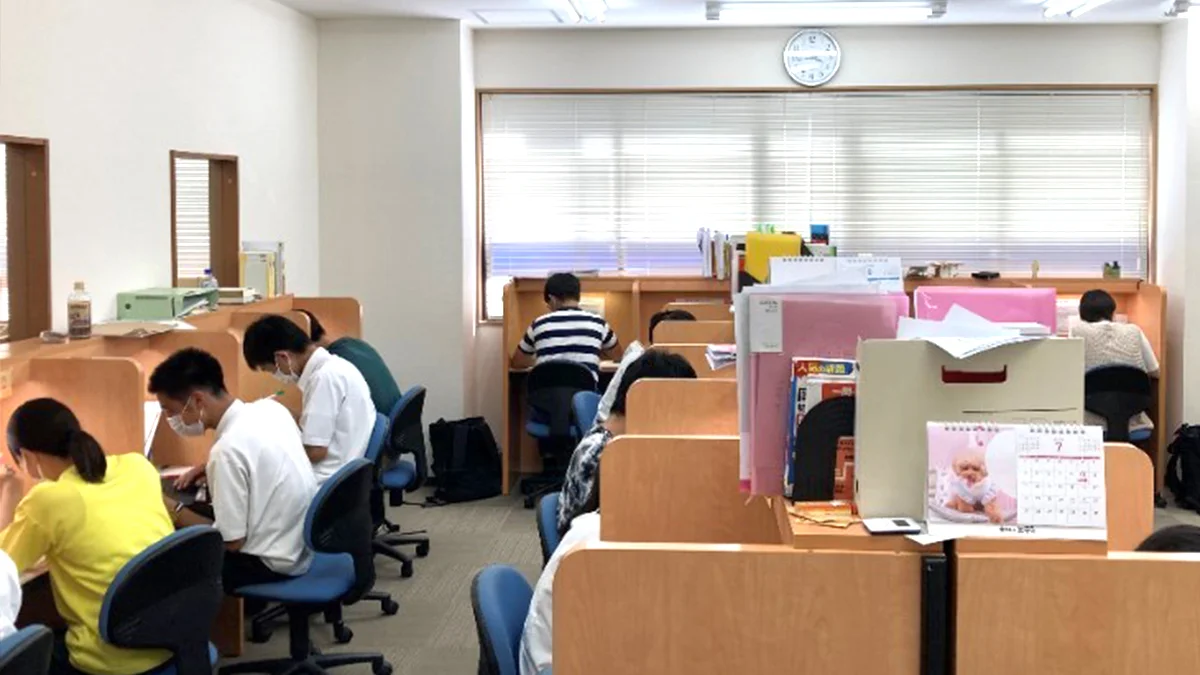 折尾駅前校 自分の課題に向き合う場＝自習室