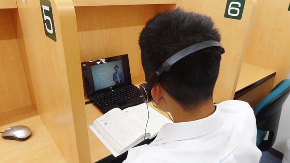 橋本校 スーパー講師大学受験映像講座ブースでは基礎内容から難関大受験まで自分のペースで学習できます。