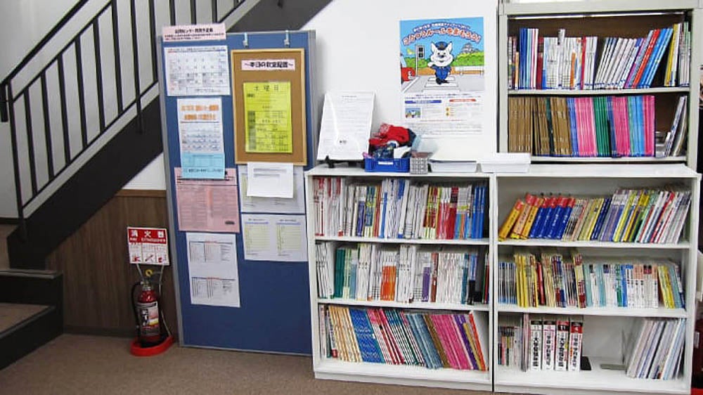 橋本校 図書資料と掲示スペース