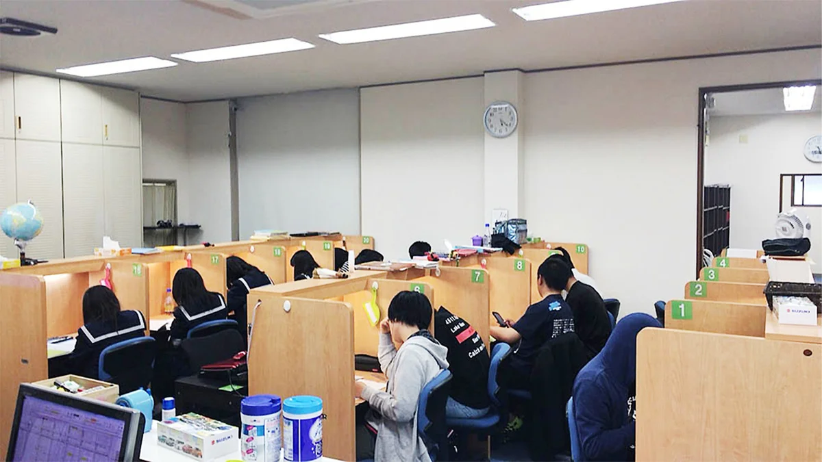 湯浅校 最大100名収容可能な自習ブース！　私語厳禁ルームと小・中学生ルームをご用意!!
