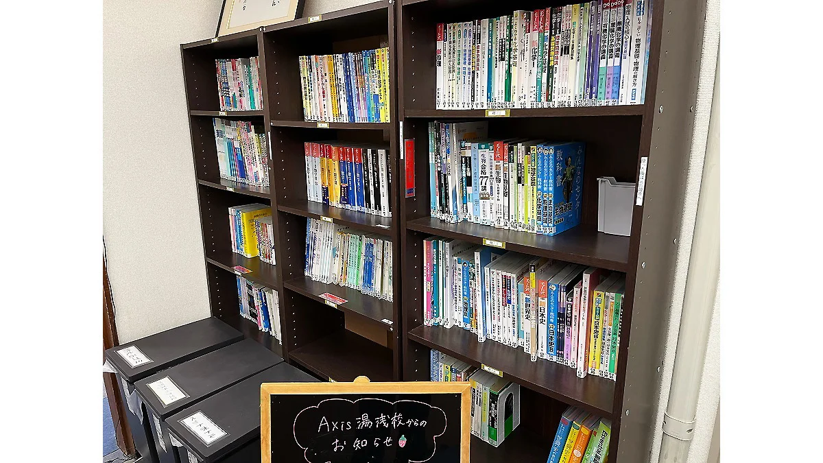 湯浅校 4エリアの本棚→圧倒的な蔵書量！　今も拡大中です。
