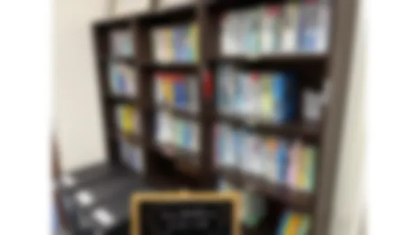 湯浅校 4エリアの本棚→圧倒的な蔵書量! 今も拡大中です。