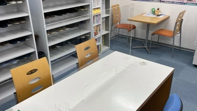 御坊ほんまち校 受付横の面談テーブルです。
