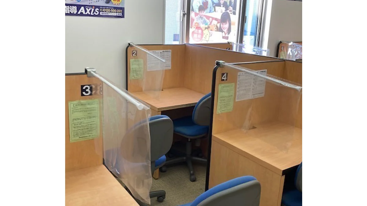 六十谷校 授業ルームです。全ブースに飛沫保護シートを設置、感染症防止策を徹底しています。