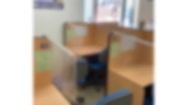 六十谷校 授業ルームです。全ブースに飛沫保護シートを設置、感染症防止策を徹底しています。