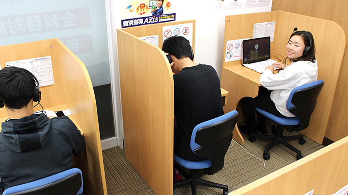 榎原校 スーパー講師大学受験映像講座ブースでは基礎内容から難関大受験まで自分のペースで学習できます。