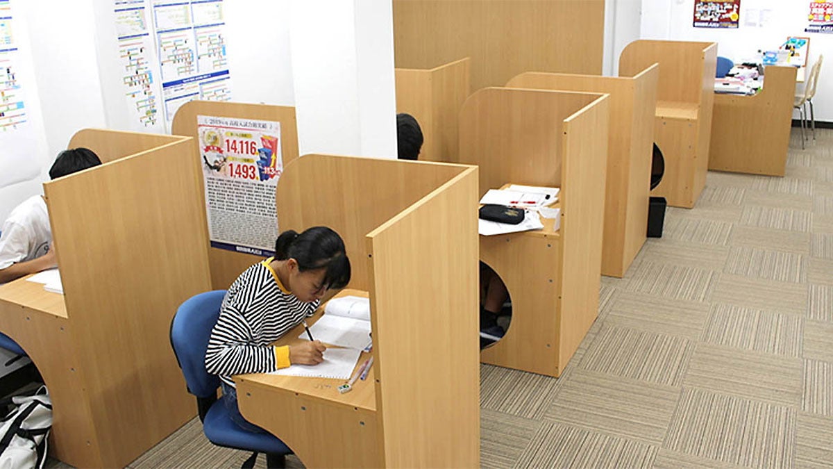 榎原校 自習ブース完備！授業以外の日でもいつでも自由に使えます！
隣とのスペースが広いので自習に集中することができます。