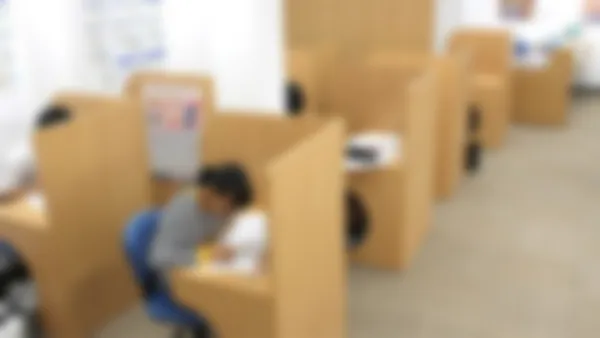 榎原校 自習ブース完備!授業以外の日でもいつでも自由に使えます!
隣とのスペースが広いので自習に集中することができます。