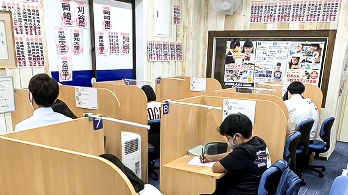 岡崎駅東校 「解説」⇔「演習」でわかるだけでなく、「自分で解く力」も身につけます。