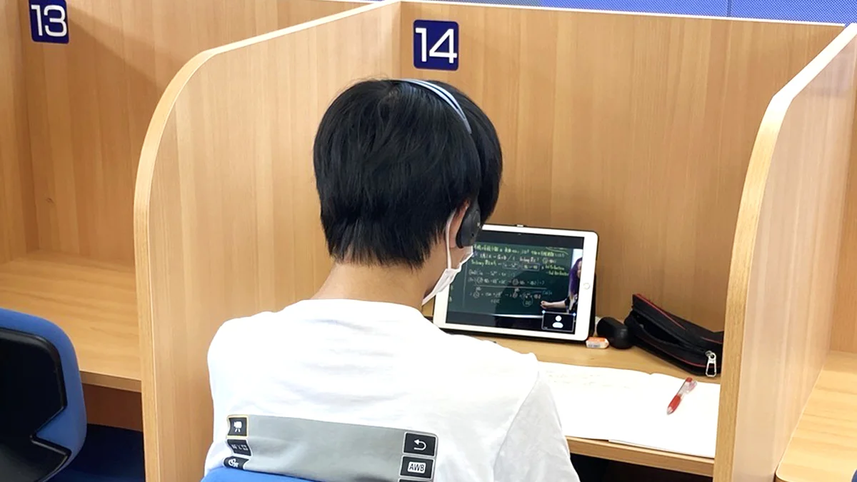 野並校 スーパー講師大学受験映像講座ブースでは基礎内容から難関大受験まで自分のペースで学習できます。