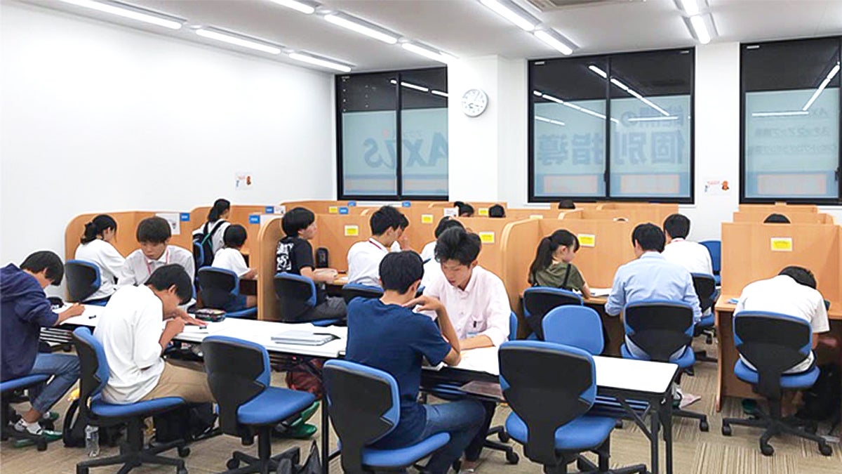 彩都校 １（指導者）対２（生徒）の個別式の授業接点を起点に、授業内での学習指導以外に塾生の月間学習時間最大化に向けたマネジメント指導も同時に行います。