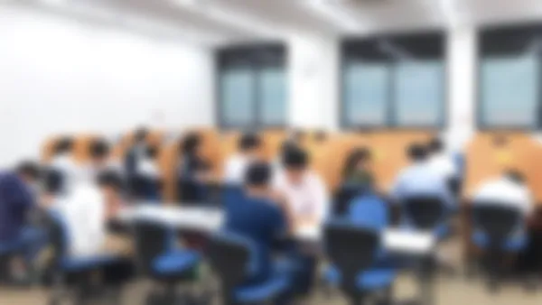 彩都校 1(指導者)対2(生徒)の個別式の授業接点を起点に、授業内での学習指導以外に塾生の月間学習時間最大化に向けたマネジメント指導も同時に行います。