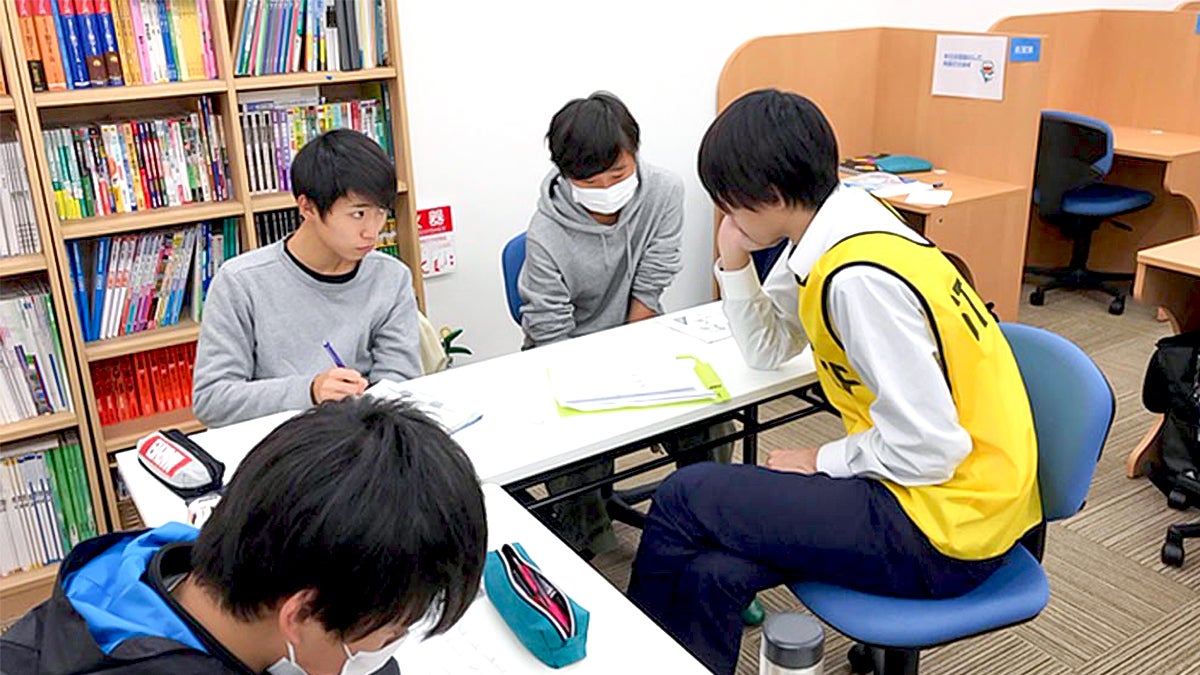 彩都校 自習フロアには【なんでも質問出来るスタッフ（通称：ゼッケン先生）】を駐在させています。