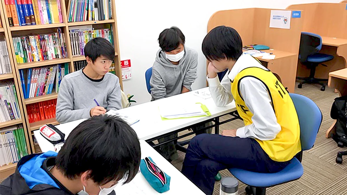 彩都校 自習フロアには【なんでも質問出来るスタッフ（通称：ゼッケン先生）】を駐在させています。